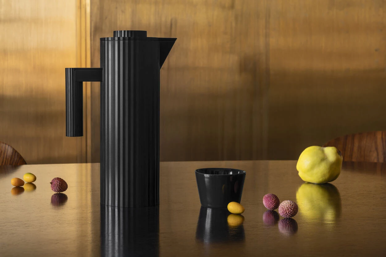 Alessi Plissé thermosfles 1 liter kunststof zwart Alessi Plissé Thermosfles 1 Liter Kunststof Zwart -Thee En Koffie Winkel