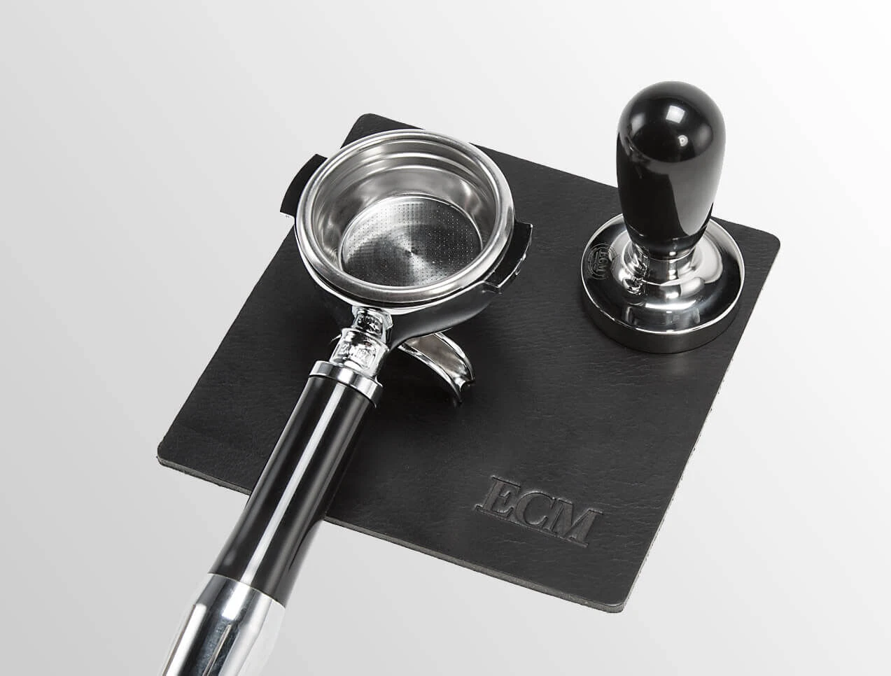 ECM tamping mat 17 x 17 cm leer zwart ECM Tamping Mat 17 X 17 Cm Leer Zwart -Thee En Koffie Winkel tamper pad feature 1